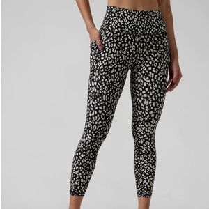 Athleta Salutation stash pocket II printed 7/8 tight